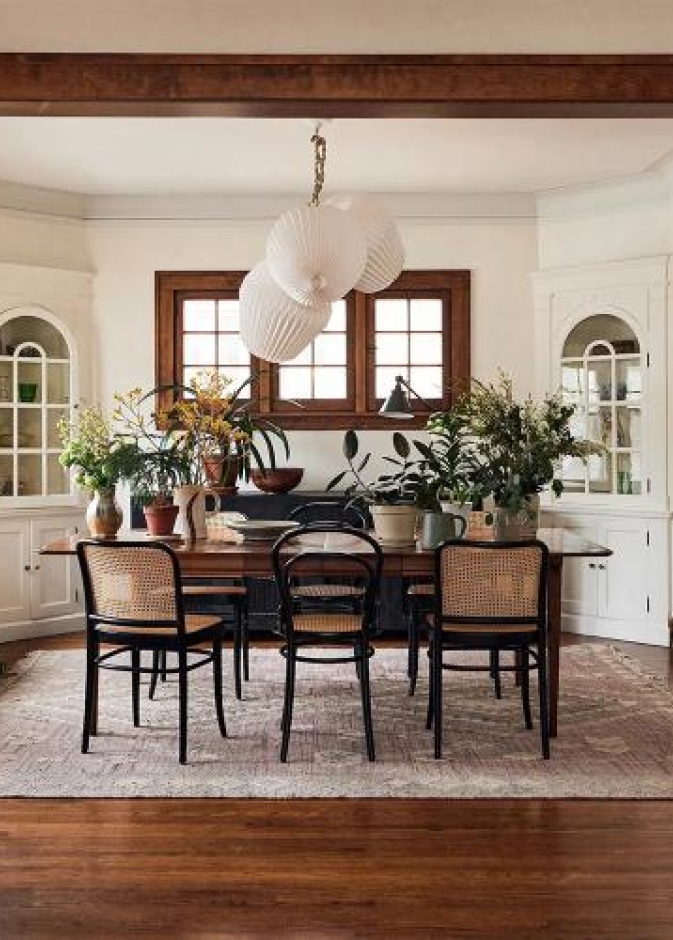 تلعب غرفة الطعام دورًا محوريًا في تحقيق التناغم داخل البيت