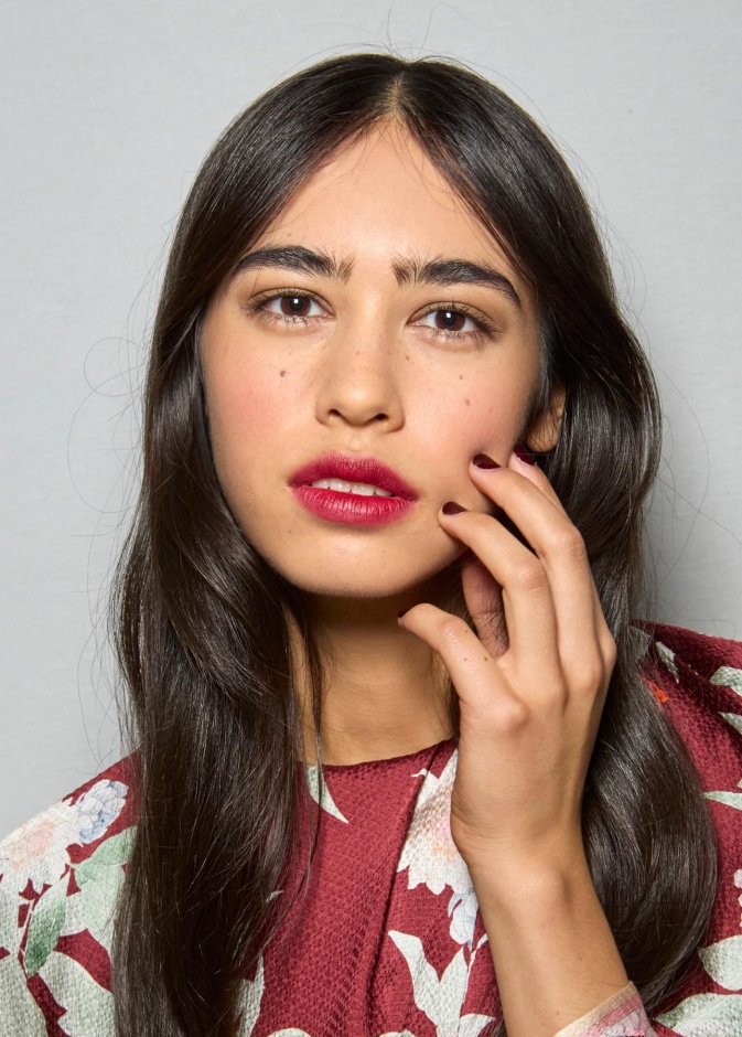 حلول طبيعية مبتكرة للتخلص من البقع الداكنة وتقشير اليدين بطرق آمن