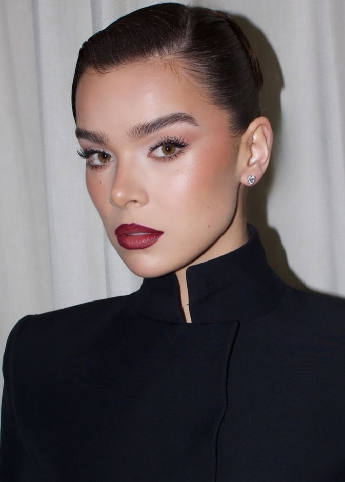 رسمات المكياج الاحمر مع الشعر المرفوع بأسلوب Hailee Steinfeld