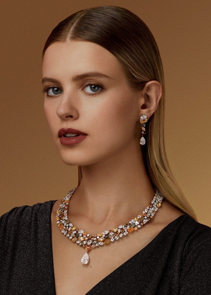 فخامة الماس الملون في مجوهرات De Beers