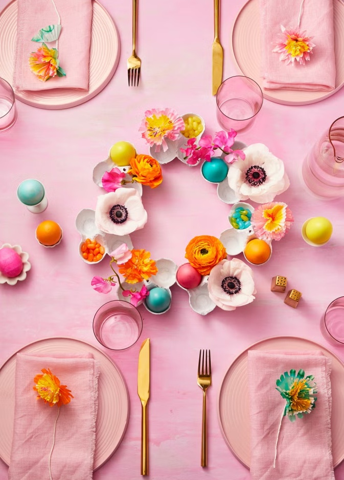 قطعة مركزية على شكل بيض وزهور ملونة