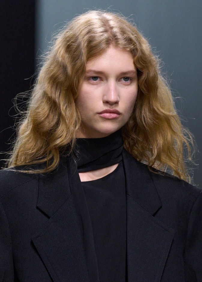 كيفية ترطيب الشعر الجاف قبل السشوار