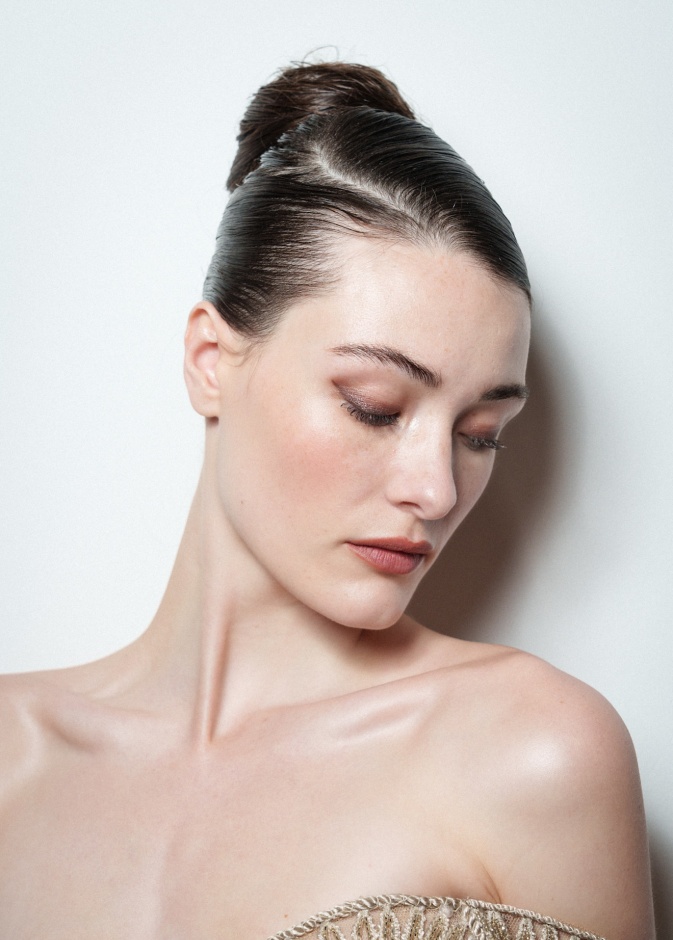 مكياج ترابي محدد بالأيلاينر البني لإطلالة ناعمة بلمسة جريئة