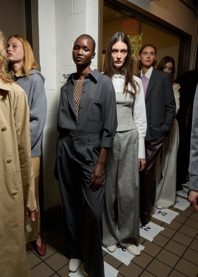 تعرفي على جوهر الأناقة الكلاسيكية مع منسقة أزياء هي الخاصة