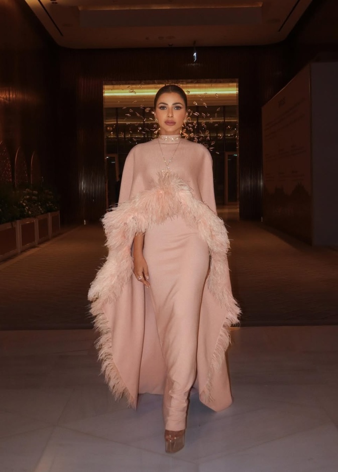 إطلالات محتشمة بلمسات الريش وألوان ربيعية تتصدر اختيارات مؤثرات الموضة..بالصور