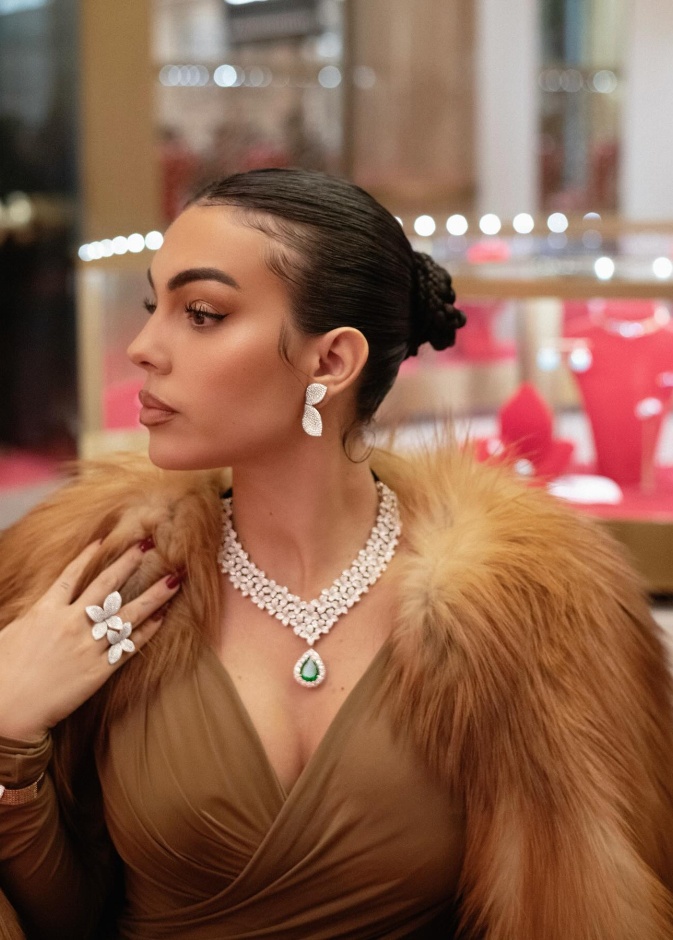 مجوهرات جورجينا رودريغيز مع إطلالات أزيائها بسحر الشرق