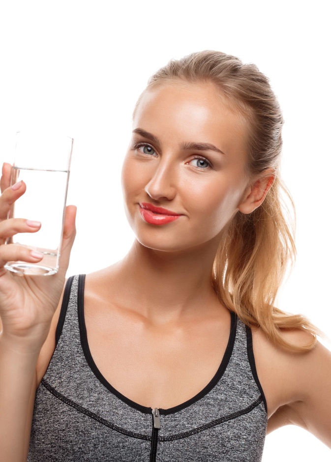 يجب تناول الماء لترطيب الجسم ولتحسين أداء الكلى تجنبا لجفافها