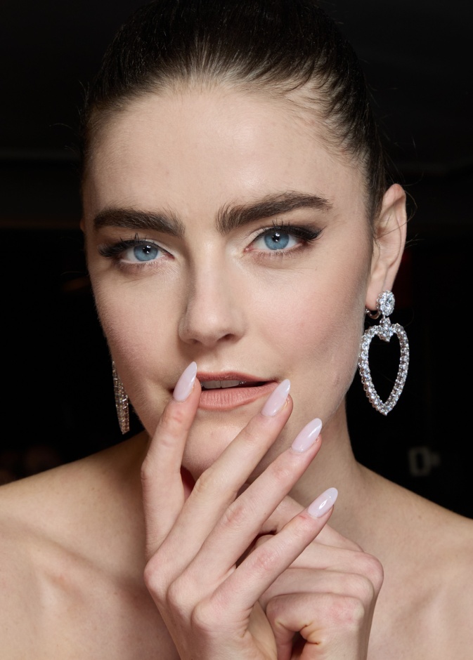 ألوان الأظافر البيضاء واللماعة من دار Pamella Roland