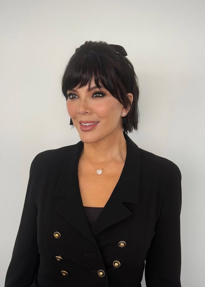  اطلالة كريس جينر بتسريحات الكاريه مع الغرة الامامية