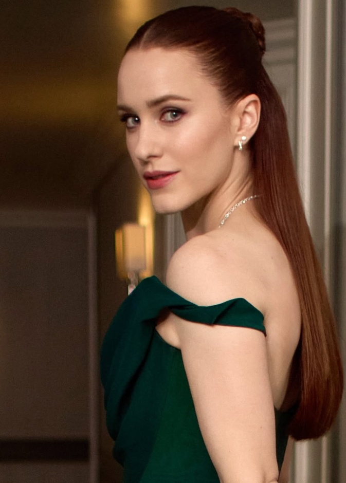صبغة شعر أحمر مدموج مع البني من وحي Rachel Brosnahan