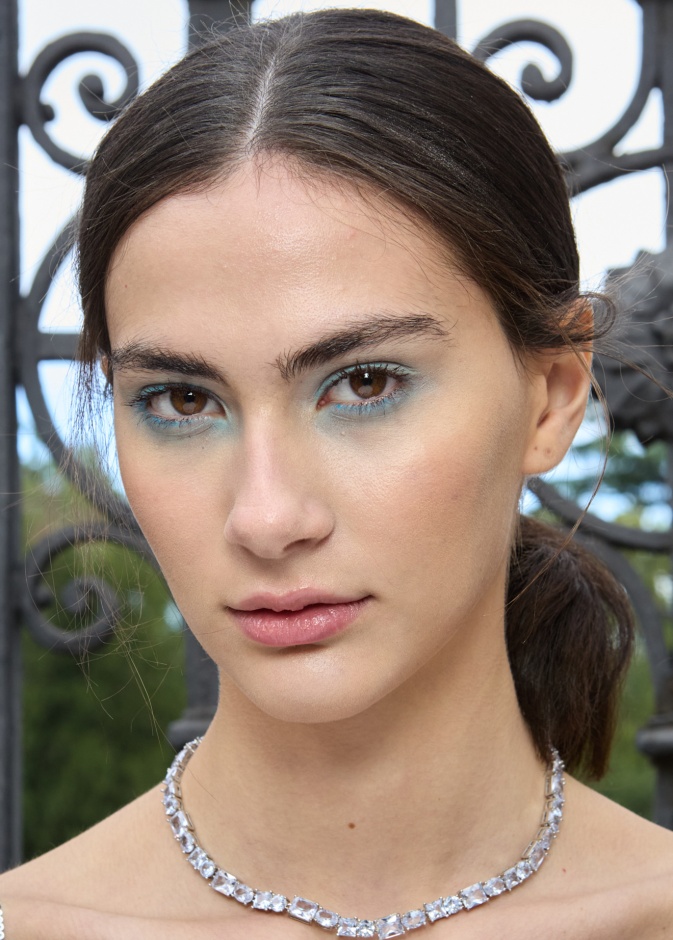 عزّزي رسمات العيون المبتكرة مع صيحة المكياج الأزرق