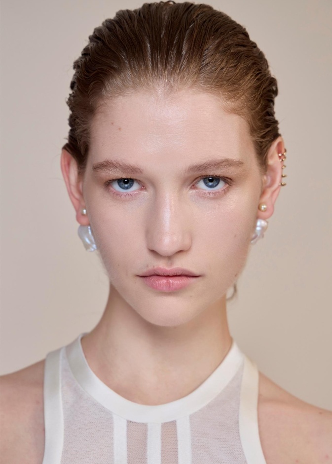 مكعب ثلج واحد قد يغيّر بشرتك للأبد... هل تجرؤين على التجربة؟