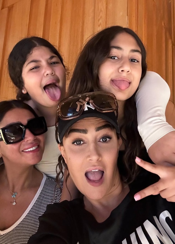 غادة عبد الرازق وابنتها وحفيدتيها