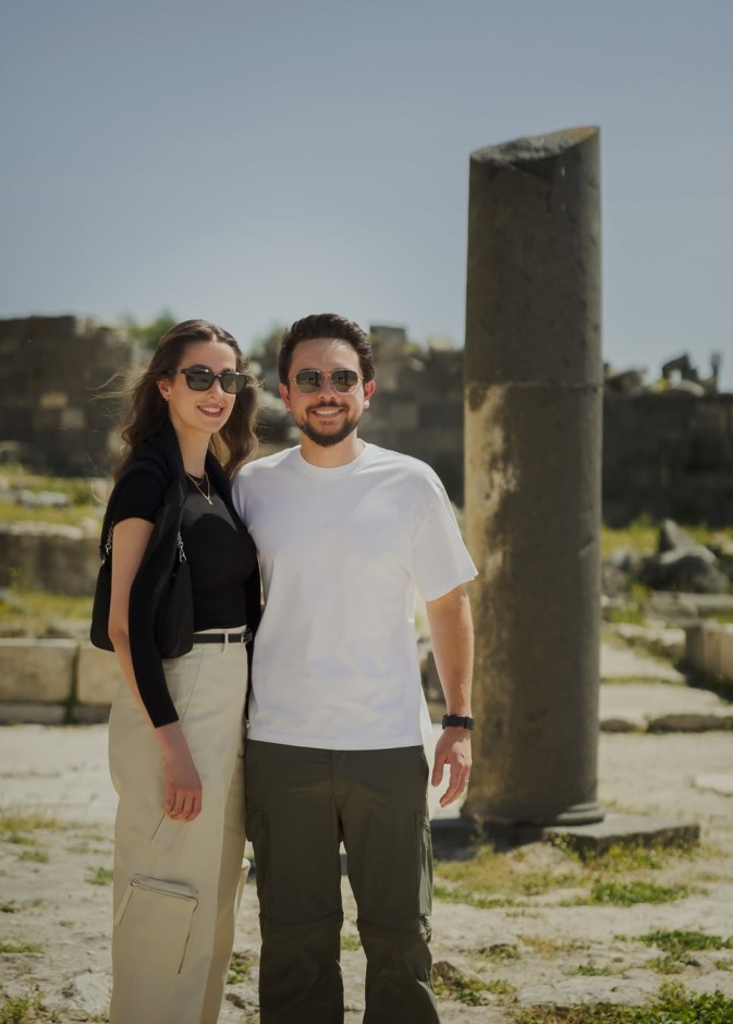 إطلالات كاجوال عصرية وأنيقة للأميرة رجوة وأحدثها بسروال كارجو ...بالصور