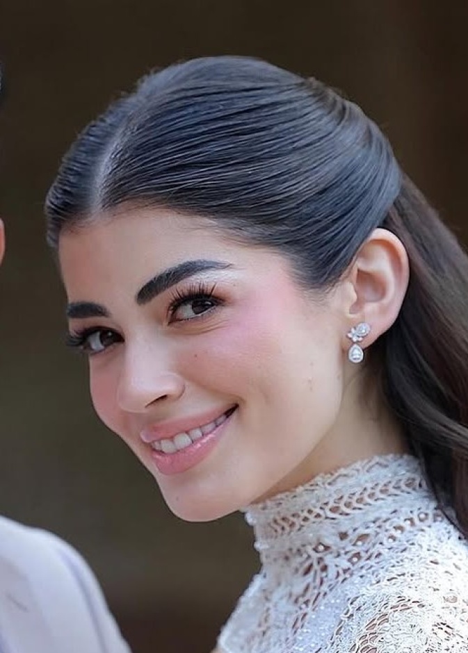  مكياج وردي ناعم مع تسريحة ملكية تتوج إطلالة ليلى زاهر في حفل عقد قرانها