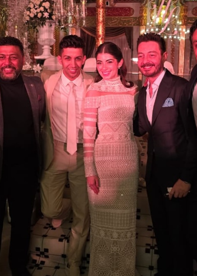 ليلى أحمد زاهر تتألق بإطلالة عرائسية بالأبيض في عقد قرانها 