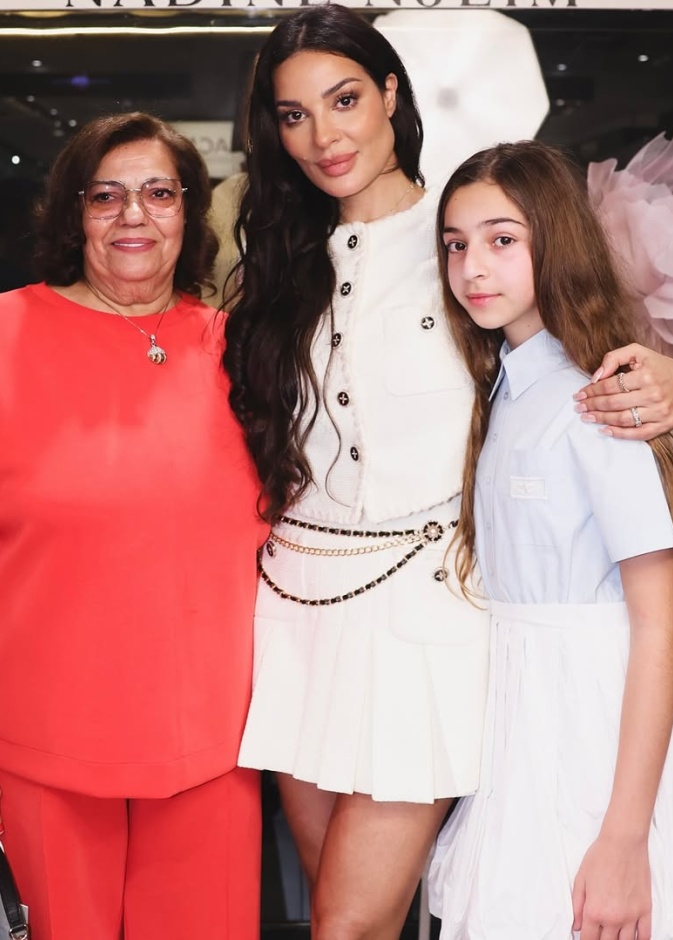 نادين نجيم وابنتها ووالدتها