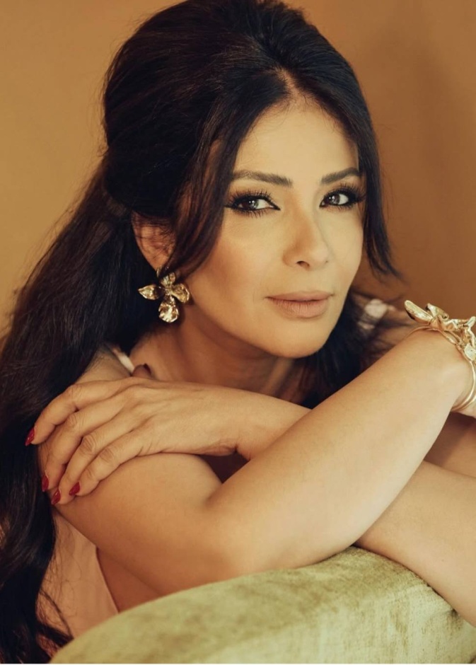 منى زكي بإطلالة جمالية حالمة