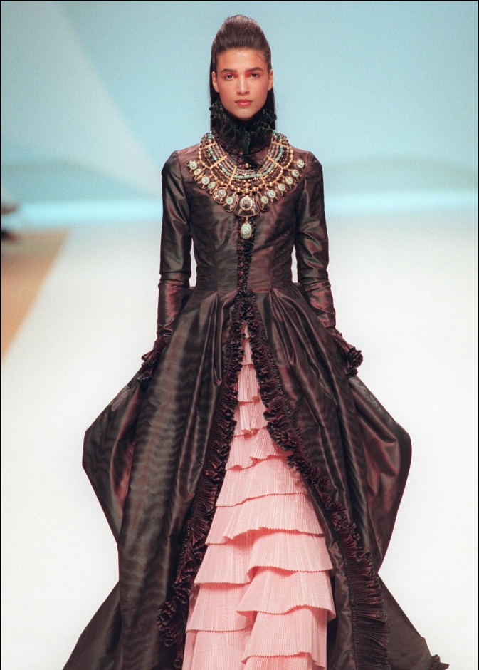إطلالة من Balmain من عرض خريف وشتاء 1999