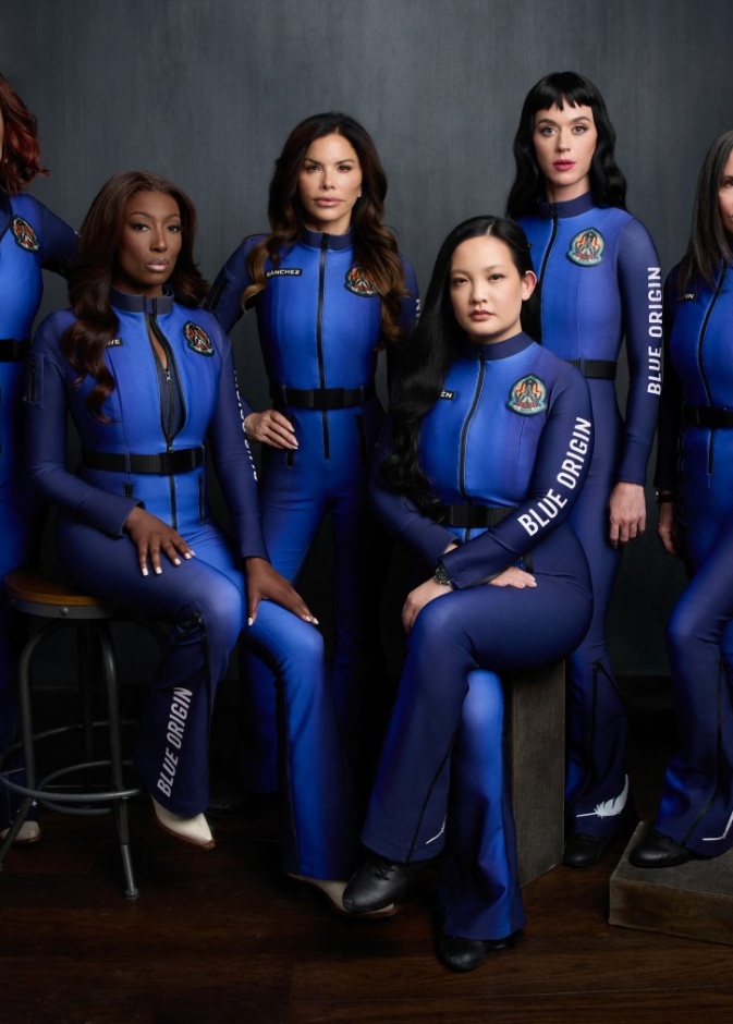 صورة نشرت في 14 أبريل 2025 على حساب X الخاص بـBlue Origin في الصورة رائدة الأعمال الأمريكية لورين سانشيز، وعالمة ناسا السابقة أماندا نجوين، المغنية كاتي بيري، المذيعة التلفزيونية جايل كينج، عالمة ناسا السابقة عائشة بوي، والمنتجة السينمائية كيريان فلين