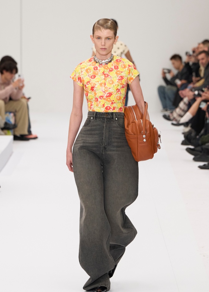  تصميم بنطلون الجينز الواسع من Acne