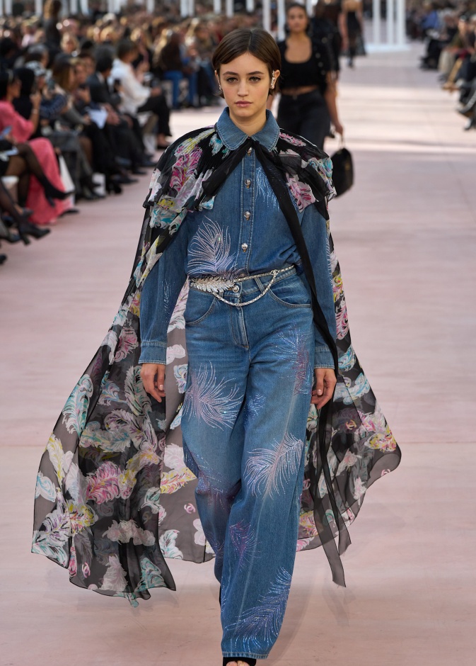 موضة الجينز المتموج رفيقك الدائم لإطلالات شبابية