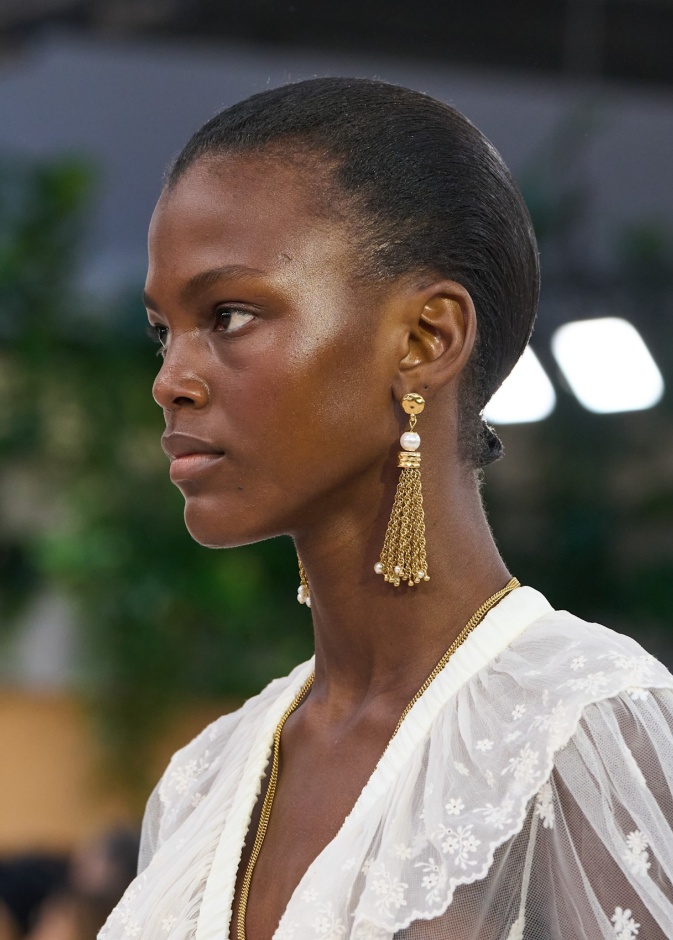 عودة قوية للأقراط الكبيرة في ربيع وصيف 2025