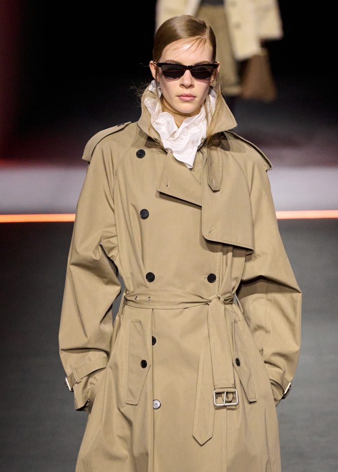 معطف "الترنش": قطعة خُلِقت للمعركة… وعاشت للأناقة