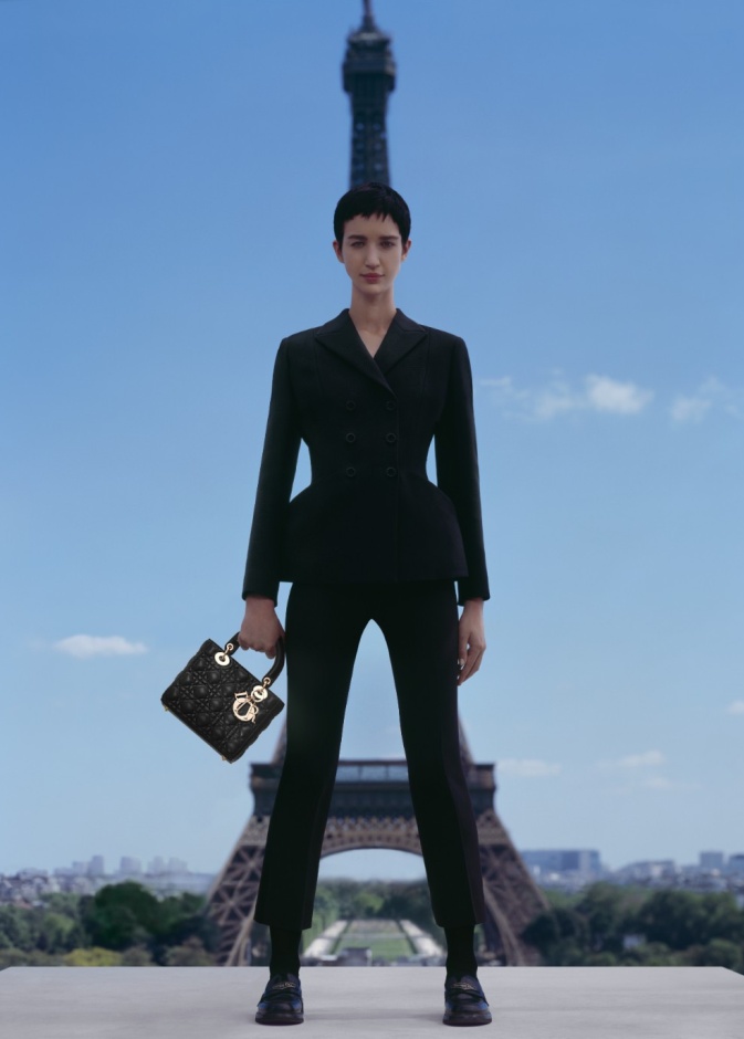 حقيبة "ليدي ديور" Lady Dior في رحلة حول العالم