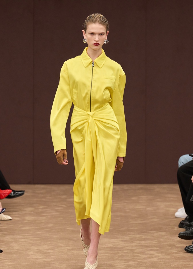 الأصفر لون الموسم الجديد مع موضة التنانير الكاجوال