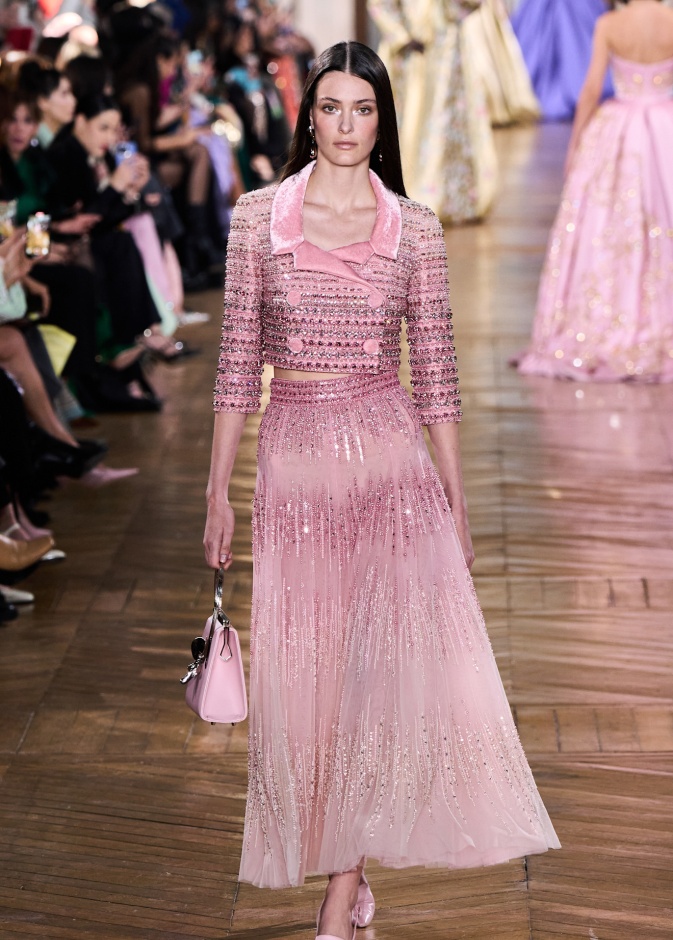 موضة التنانير الزهرية الفاتحة تتخطى التقاليد بقصاتها