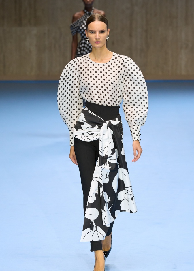 أجمل صيحات التوبات المنقطة تجعلك أكثر جاذبية