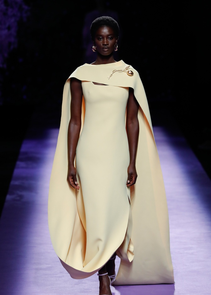 فستان كاب بتصميم ناعم من Isabel Sanchis 