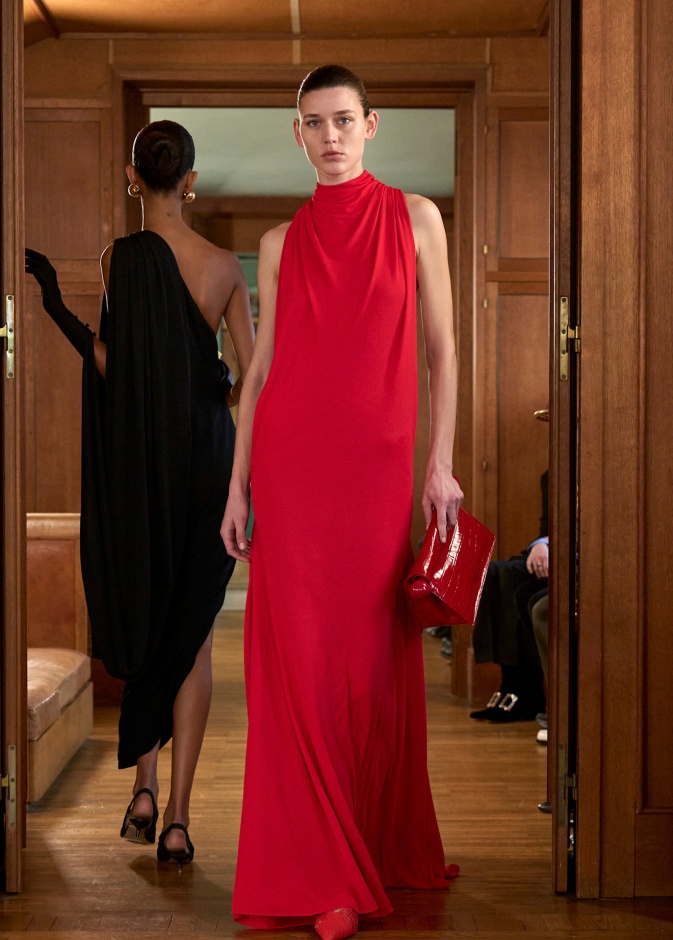 ما رأيك في تنسيق اللّون الأحمر الناري في إطلالات الربيع المقبلة؟! أبرز التنسيقات بالصور