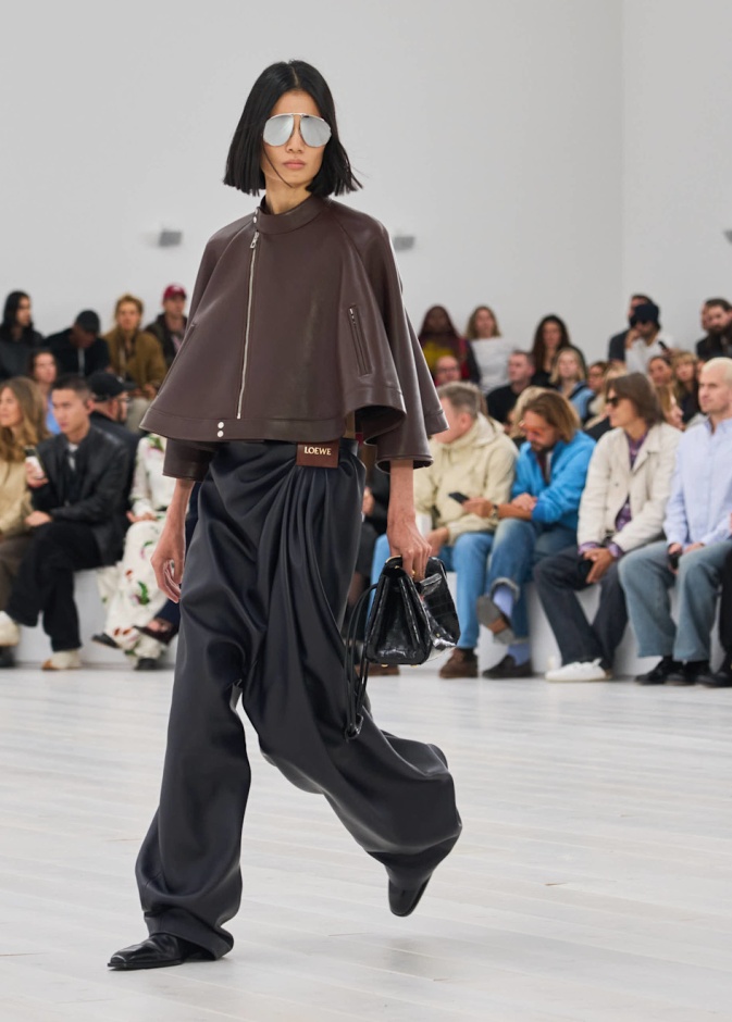 مؤشر Lyst لعام 2025: Loewe تتصدر القائمة وChloé وCOS تتقدمان في التصنيفات