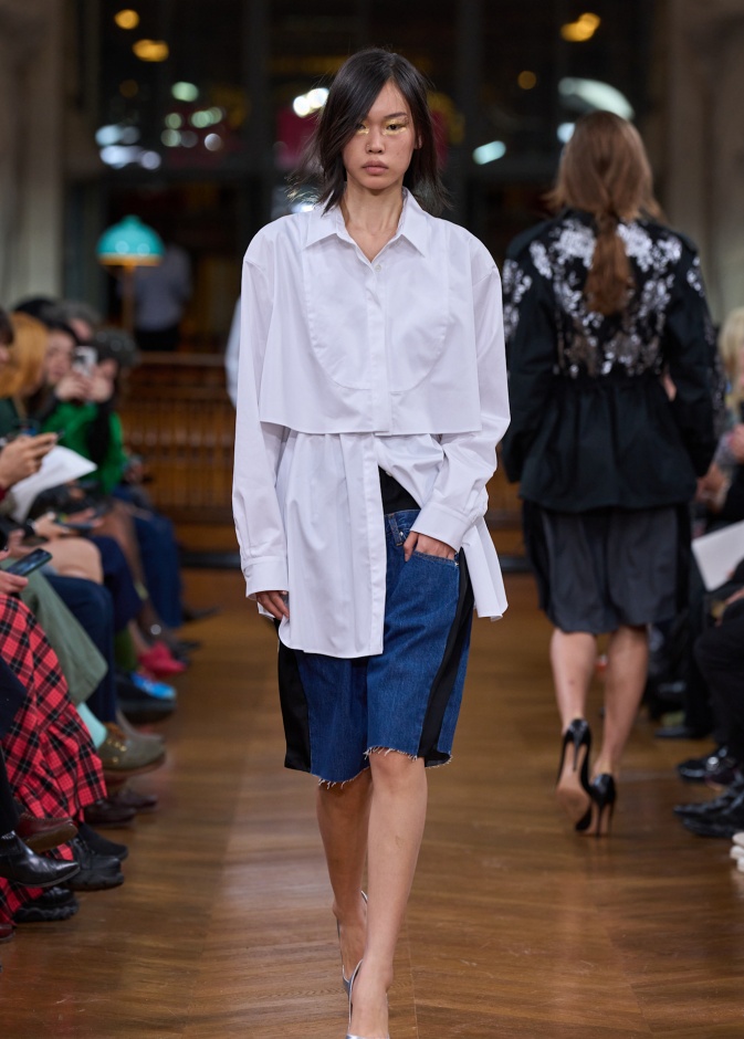 القميص الأبيض بقصة الأوفر سايز أبعد ما يكون عن الستايلات الكلاسيكية