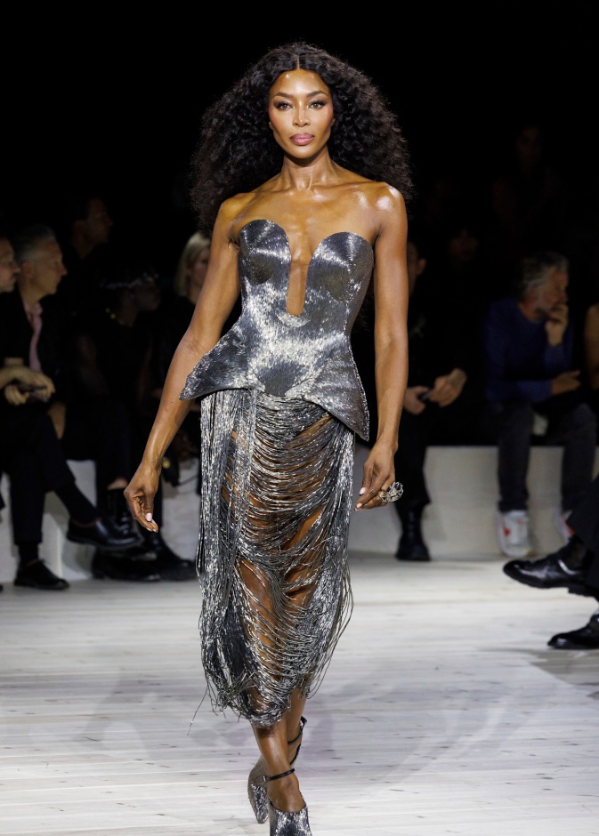 نعومي كامبل في سن الرابعة والخمسين تتربع على عرش الجمال وتُعيد تعريف معنى التقدم في السن 