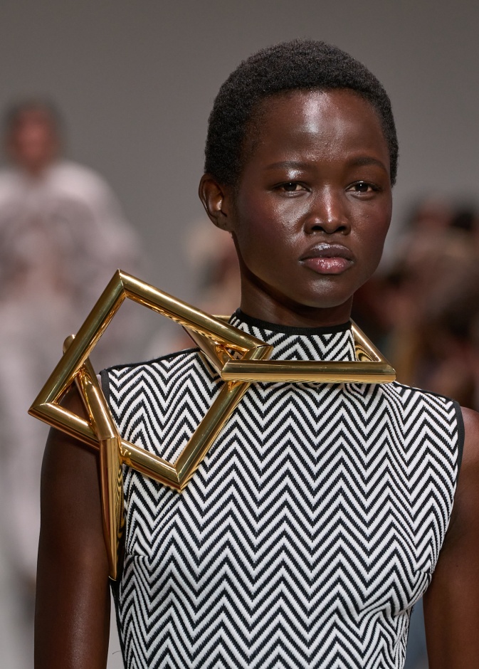 من العنق حتى الكتف اكسسوار غريب من Missoni 