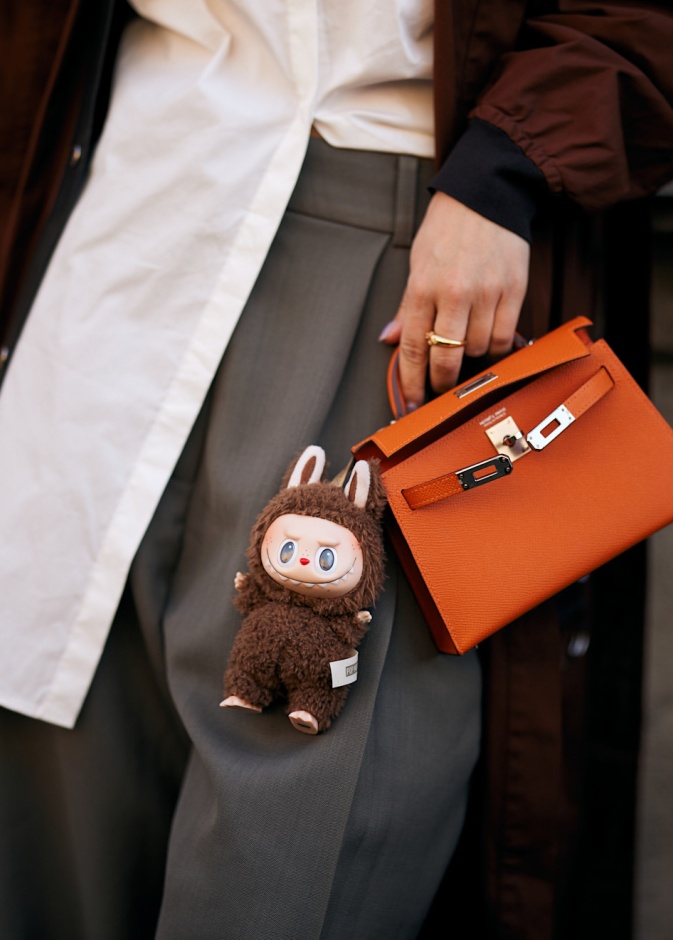 هوس جديد في عالم الموضة... ما هي شخصية LABUBU التي تغزو أفخم الحقائب؟