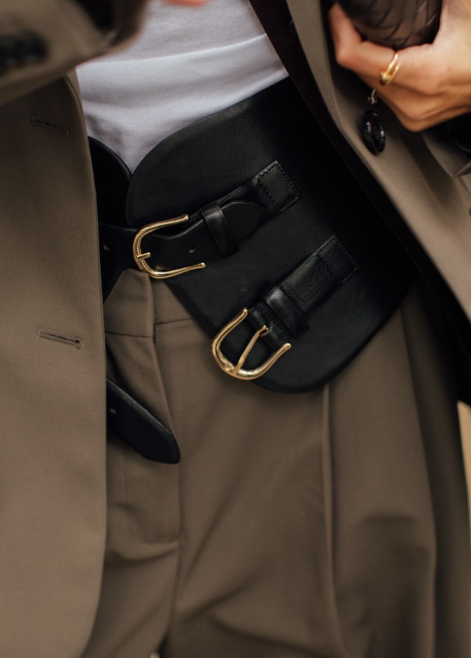 الحزام العريض يعود بشكل أكثر أناقة