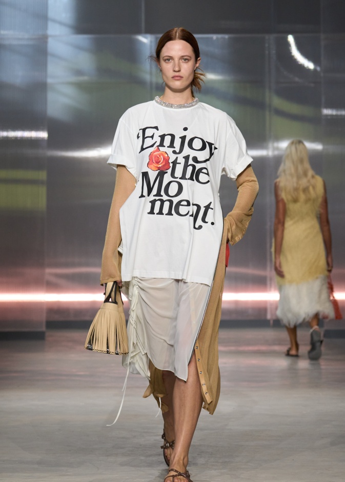 التيشرت الجرافيكي يعود للموضة كأداة للتعبير عن الأفكار والأسلوب 