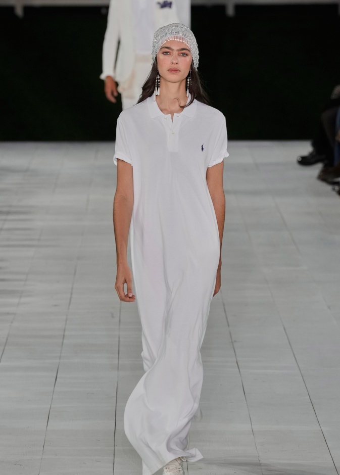 الفستان البولو من ملاعب التنس إلى منصات عروض الأزياء