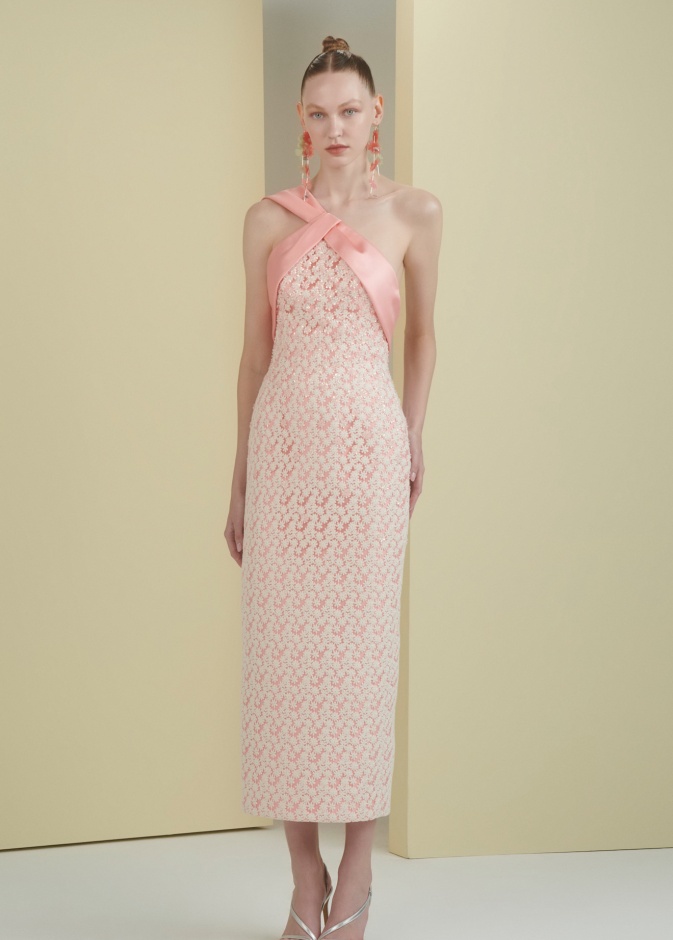 فساتين الدانتيل تسيطر على إطلالات صيف 2025