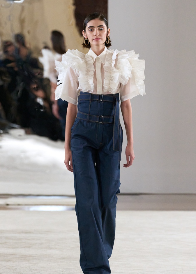 البناطيل البارزة بتفاصيل الخصر العالي تعود الى واجهة الشياكة من جديد