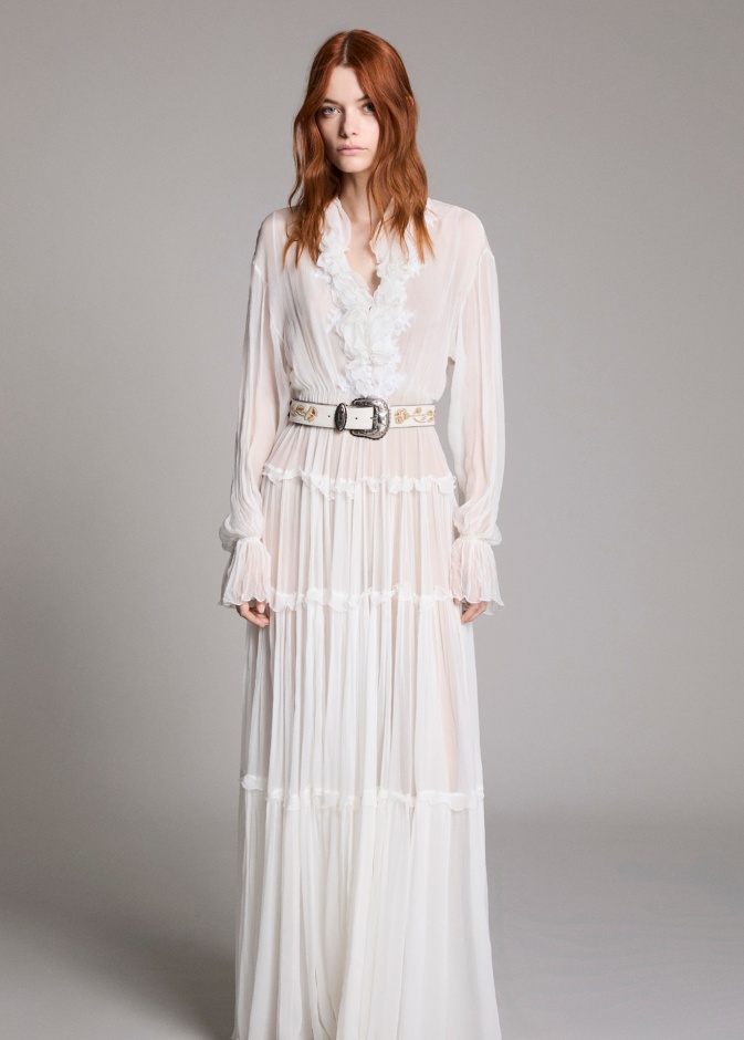 الفستان الماكسي تعبير أساسي عن الأناقة في مجموعات ريزورت 2025