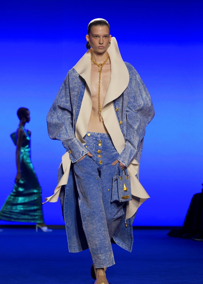 إطلالة من Schiaparelli