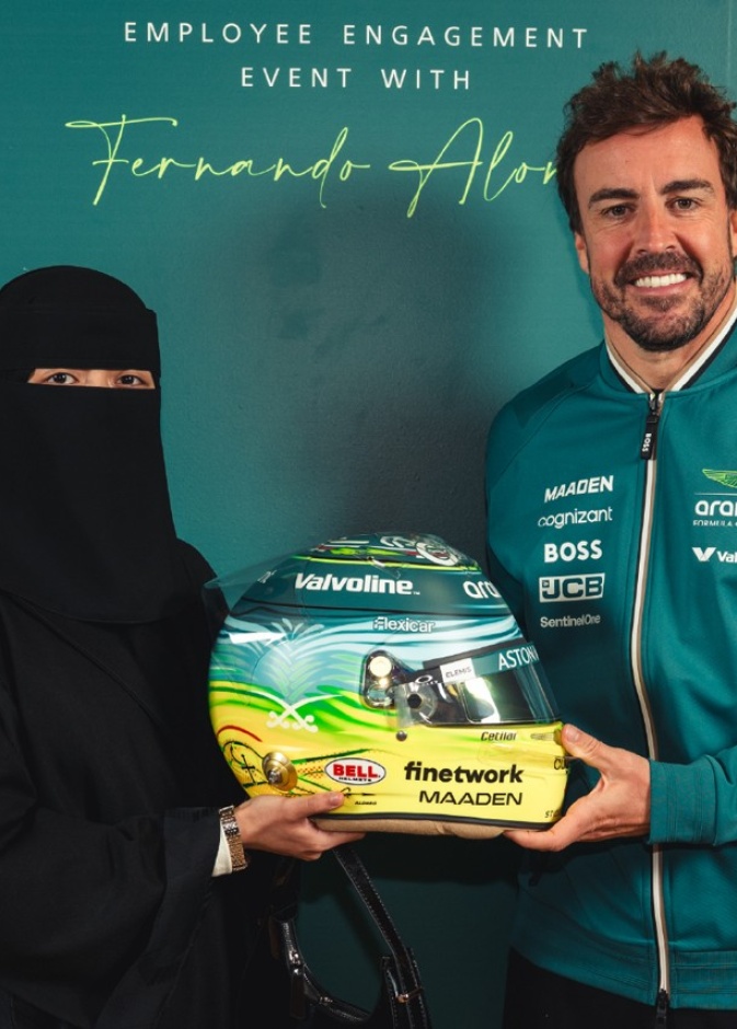 إبداع سعودي على مضمار الفورمولا 1: فرناندو ألونسو يتألق بخوذة من تصميم السعودية سارة تركستاني