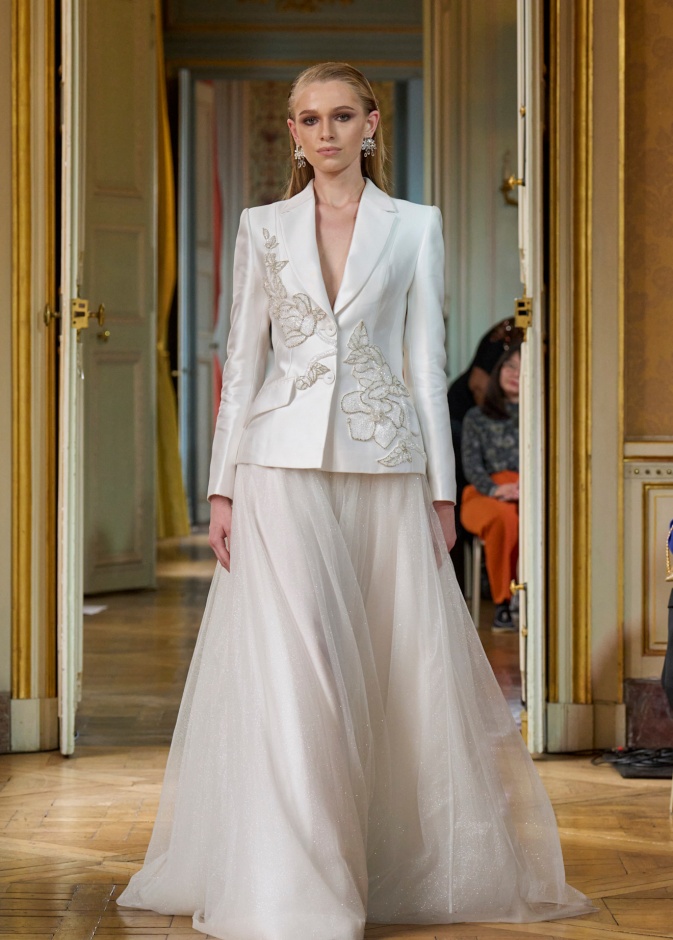 بلايزر أبيض مميزة وفخمة من Tracy 