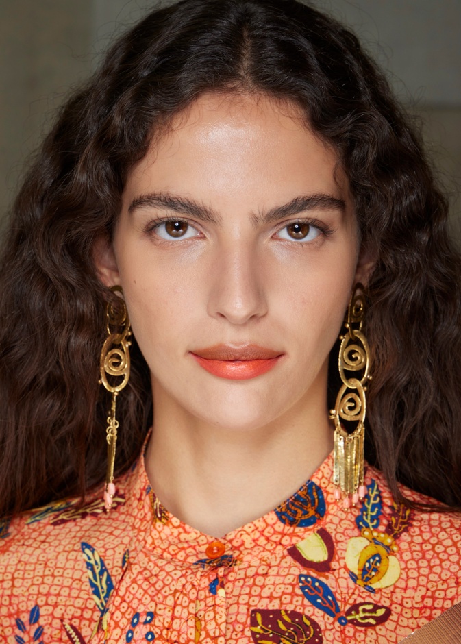 أسرار تنسيق مكياج الشفاه المخملية باللون البرتقالي مع مكياج العيون المثالي