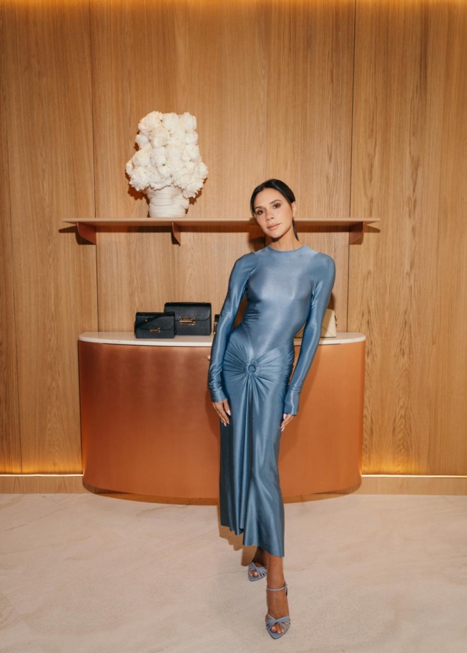 Victoria Beckham تصل إلى دبي مع Ounass ودبي للسياحة للاحتفال بإطلاق مجموعة حصرية